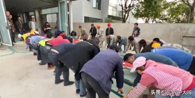 云南一土豪，花50万定制巨型鱼缸，50多人搞了一天才搬进屋-1.jpg