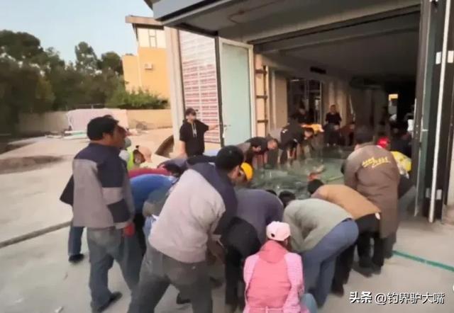 云南一土豪，花50万定制巨型鱼缸，50多人搞了一天才搬进屋-3.jpg