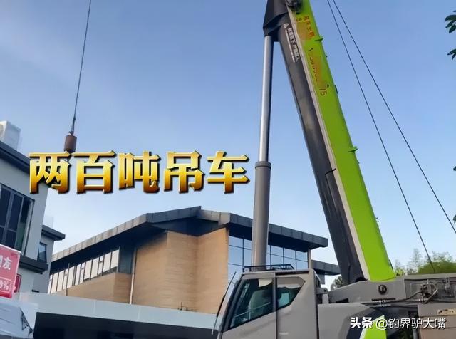 云南一土豪，花50万定制巨型鱼缸，50多人搞了一天才搬进屋-5.jpg