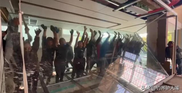 云南一土豪，花50万定制巨型鱼缸，50多人搞了一天才搬进屋-4.jpg